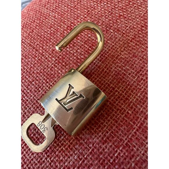 SOLD Louis Vuitton Lock and Key #308. Brass LV working lock & key. - Picture 5 of 10